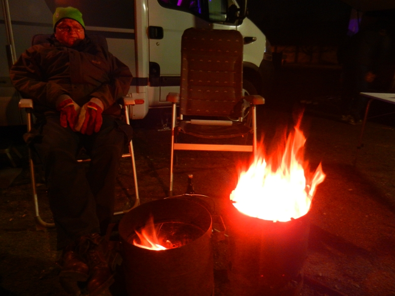 DSCN1928.JPG - Nach dem leckeren und wie immer reichlichen Essen sitzen wir ums Lagerfeuer und wärmen uns mit Glühwein. :-)