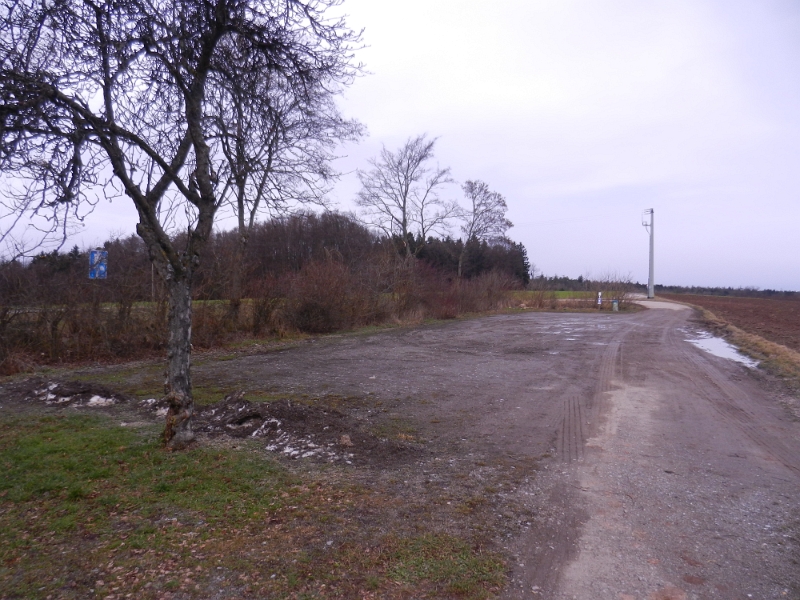 DSCN4780.JPG - Nach etwa einem Kilometer wandern kommen wir an einen weiteren Ausgewiesenen Stellplatz für Womos. Naja, sieht schon sehr trostlos aus!