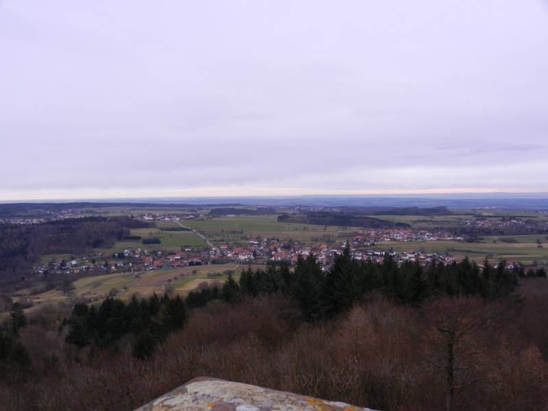 DSCN4814.JPG - Von hier oben hat man einen einzigartigen Rundumblick über den Odenwald. Achja, der KAtzenbuckel ist der höchste Berg im Odenwald.Der Ort im Vordergrund ist übrigens Waldkatzenbach.