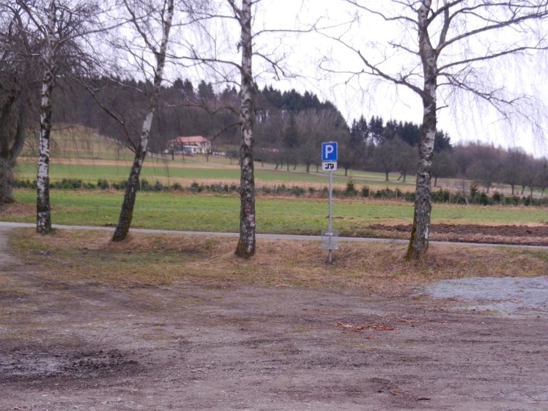 DSCN4824.JPG - Unterhalb des Katzenbuckels befindet sich am Sportplatz in Waldkatzenbach ein weiterer ausgewiesener Stellplatz für Wohnmobile.Auch nicht schön! Naja, vielleicht im Sommer bei schönem Wetter...