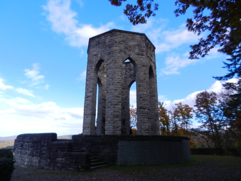 DSCN1428.JPG - Aha, es handelt sich um ein Kriegerdenkmal.