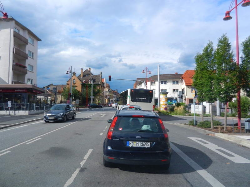 DSCN9053.JPG - Dieses Wochenende wollen wir wieder "On Tour".Ursprünglich wollten wir ganz woanders hin aber laut Wetterbericht gibt es Sturm, Regen und Gewitter. Also haben wir Plan-B gewählt.Plan-B = KEIN PLAN!!! Hehe... Wir haben spontan beschlossen, es geht nach Karlsruhe zum Shoppen! Zunächst muss ich Biene auf Arbeit abholen.