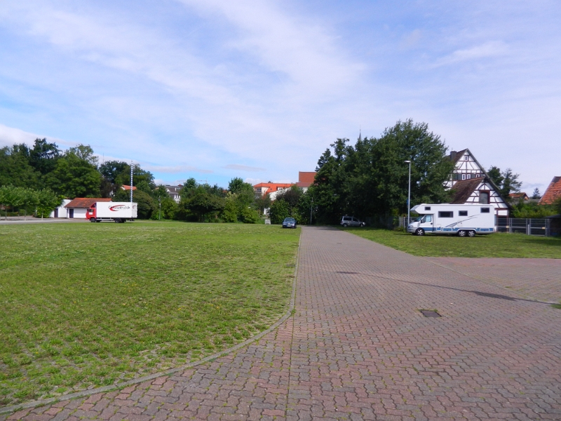 DSCN9085.JPG - Achja, der Stellplatz in Herxheim ist kostenlos und echt riesig. Keine Ahnung wie viele Womos hier rauf passen, es sind aber echt viele.Bei Veranstaltungen ist hier aber bestimmt gesperrt.