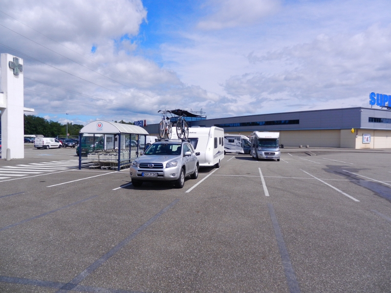 DSCN9087.JPG - Wie so oft in Frankreich gibt es ein Höhenbegrenzung von 2,50m auf dem Parkplatz. Es gibt aber extra einen Bereich bei der Aptotheke wo auch höhere Fahrzeugen parken können.