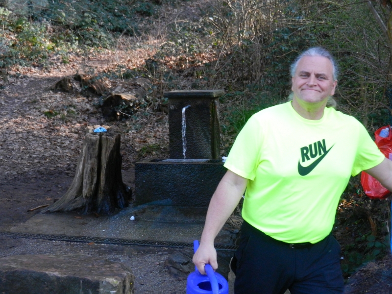 DSCN5682.JPG - An einer Quelle machen wir unseren Wassertank vom Dixi voll. Spart Geld und wir haben allerbestes (und kalkfreies!) Wasser.