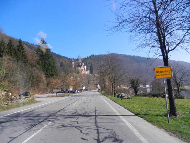 DSCN5685.JPG - In Zwingenberg angekommen. Links oben ist bereits die Burg zu erkennen, direkt dahinter befindet sich die Wolfsschlucht.