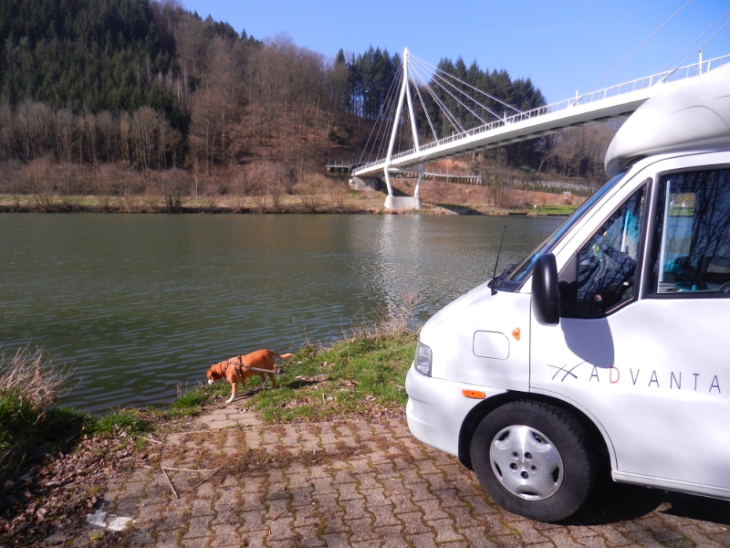 DSCN5693.JPG - Übrigens. auf der anderen Seite gibt es von April bis Oktober auch einen Stellplatz. Wo genau der sich befinden soll ist uns ein Rätsel, da die Womo-Schilder zwar über die Brücke weisen aber dann steht man vor dem "nichts". Ich vermute ja mal, dass es genau am Ende der Brücke sein muss, weil dort das Gelände eines Motoryachtclubs ist und der Stellplatz dazu gehört?!?