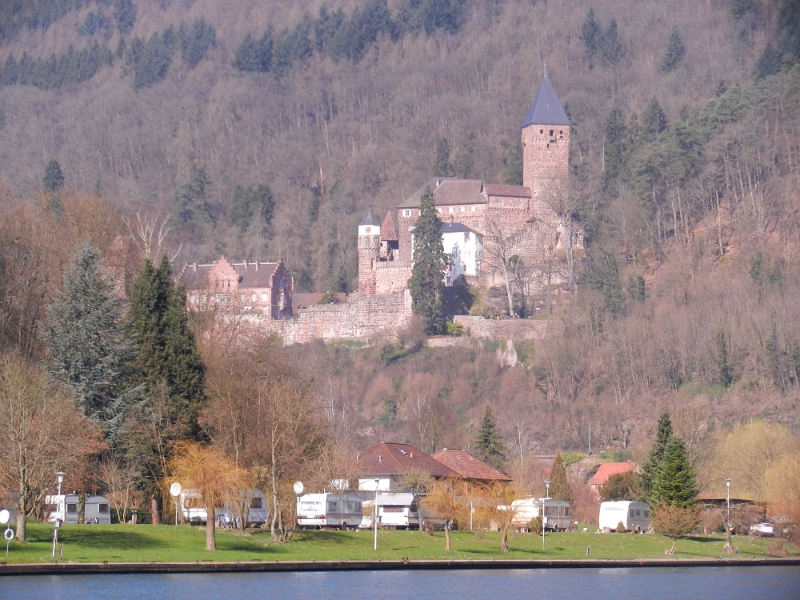 DSCN5696.JPG - So, Rucksack gepackt und aufgesetzt... Los geht's zunächst hoch zur Burg.