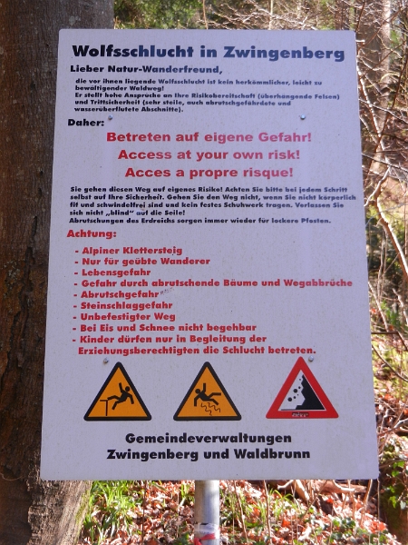 DSCN5719.JPG - ...und stehen am Eingang zur Wolfsschlucht. Da steht "Alpiner Klettersteig"?!?!? OK!?!?Wir hoffen dass wir keine Leitern etc. hoch müssen, da wir den Hund dabei haben!