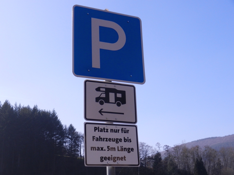 DSCN5756.JPG - Wieder zurück im Ort und am Stellplatz angekommen wundere ich mich über dieses Schild...Gibt es Wohnmobile dir kürzer als 5 Meter sind???