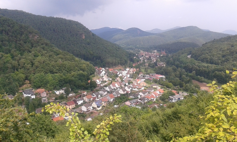 20140712_152544.jpg - Von hier oben hat man einen echt schönen Blick über Wilgartswiesen.