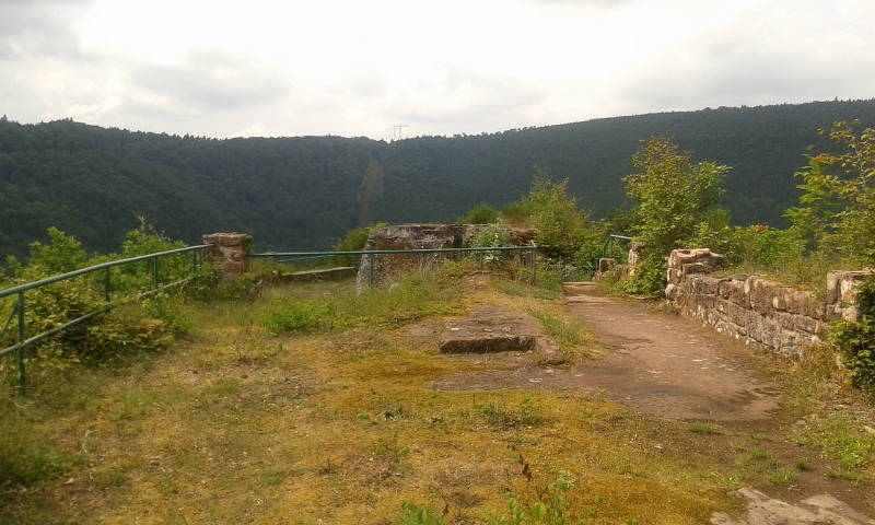 20140712_152926.jpg - So sieht die Burgruine heute aus, nicht viel übrig aber dafür einen sagenhaften Rundumblick!