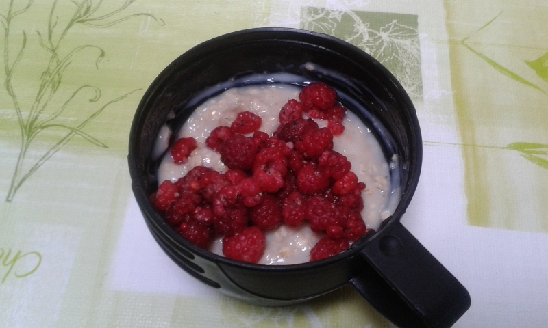 20140712_200255.jpg - Zum Kaffee gibt es einen Porridge mit frisch gepflückten Himbeeren. Jamjam