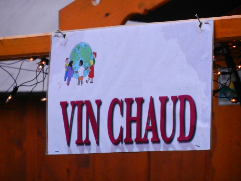 DSCN2003.JPG - Achja, es gibt hier ja auch keinen Glühwein sondern "Vin Chaud"... ;-)