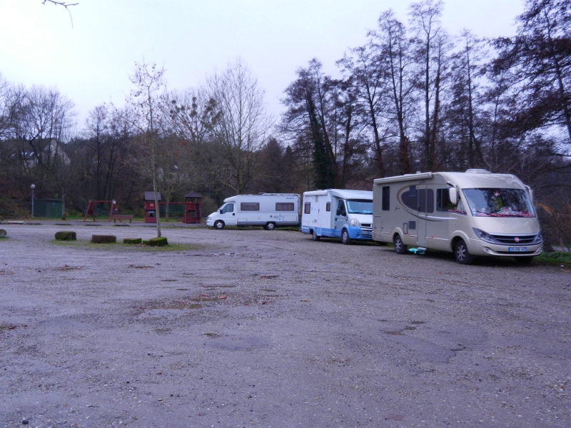 DSCN2036.JPG - Zurück am Stellplatz beschließen wir dann doch ein paar Kilometer weiterzufahren. Hier ist es etwas laut (Straße).