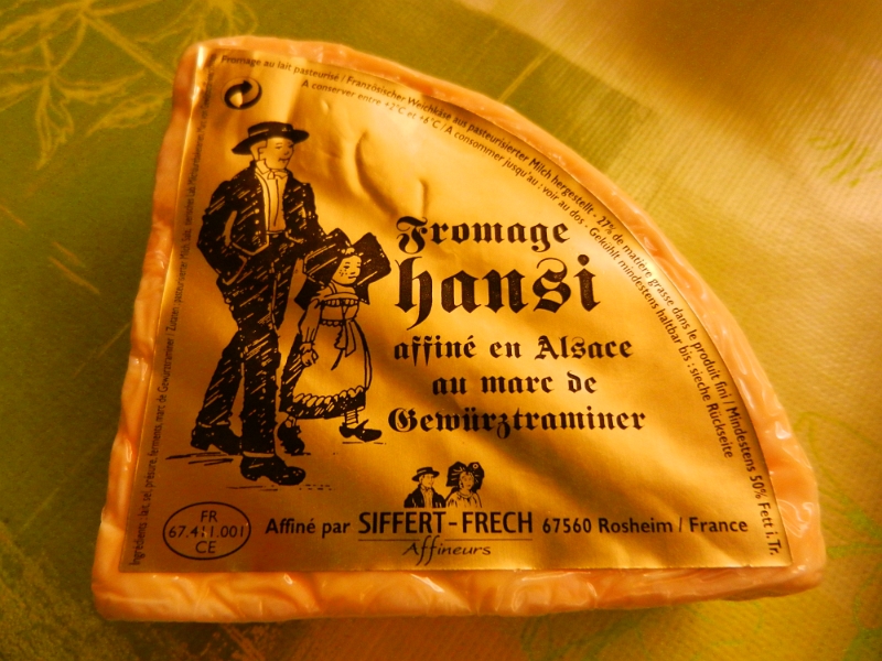 DSCN2041.JPG - Es gibt "Hansi" und einige andere Käsesorten sowie eine Gläschen Rotwein dazu...