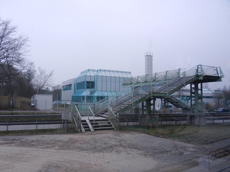 DSCN5803.JPG - Über diese Brücke gelangt man zu Fuß direkt zum Schwimmbad gegenüber.Das Bad hat uns übrigens auch echt gut gefallen, fast Menschenleer mit Außenbecken, einigen Blubblern, Wirlpool und zum entspannen eine Solar-Liegewiese, die wir auch eifrig genutzt haben :-)