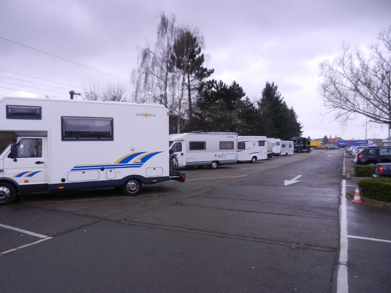 DSCN5836.JPG - Auf dem Parkplatz sind extragroße Wohnmobilstellflächen angelegt, die wie man sieht, auch gut besucht sind!