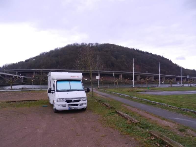 DSCN5843.JPG - Der Campingplatz ist tot, keine Menschenseele zu sehen, somit ist auch der Stellplatz mehr oder weniger geschlossen?!?!?Vor dem eigentlichen Campingplatz ist aber noch der sogenannte "Quick-Stop" für Wohnmobile. Der kostet laut Schild €5,50. Wo wir das bezahlen sollen, keine Ahnung?!?Egal, wenn niemand kommt, stehen wir eben umsonst ;-)