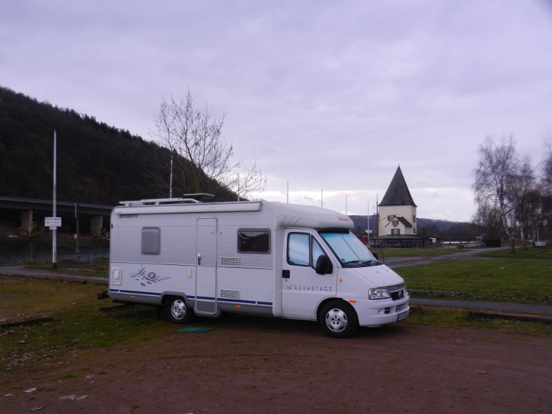 DSCN5844.JPG - Sind wir nun auf dem Quickstop oder ist das einfach nur ein öffentlicher Parkplatz? Ist ja auch egal, wir bleiben hier und basta...