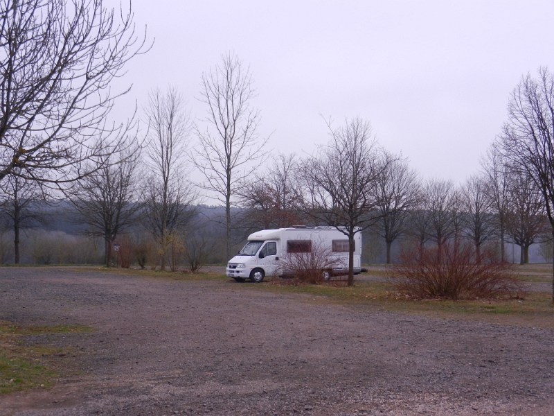 DSCN5941.JPG - Wir wollen aber nicht übernachten sondern nur mal eben um den See laufen und ziehen daher auf den benachbarten Parkplatz um. Dort kostet eine Stunde parken nur €0,50!