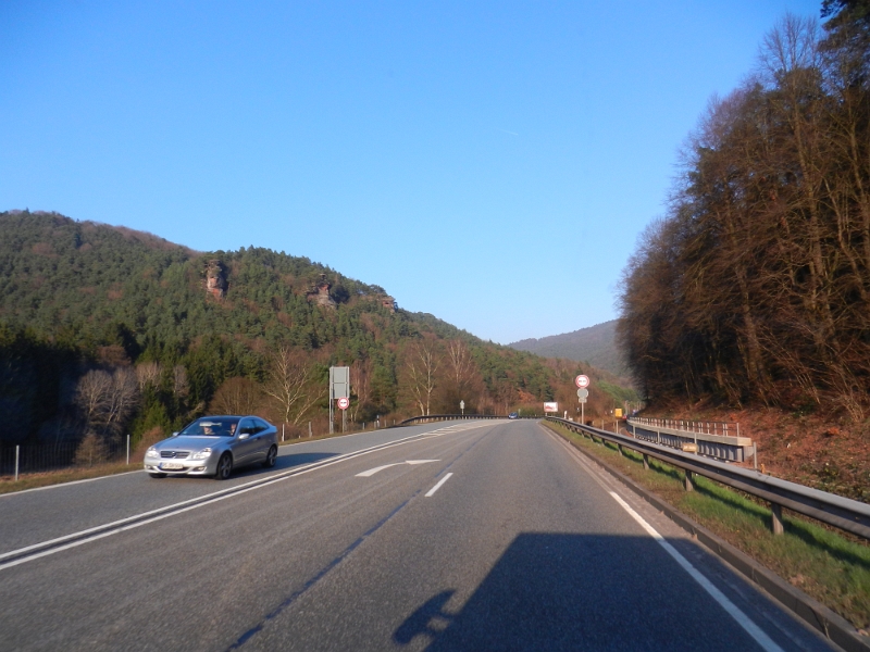 DSCN5961.JPG - Bei Kaiserslautern ist eine Vollsperrung auf der Autobahn, darum fahren wir über Zweibrücken und Pirmasens nach...