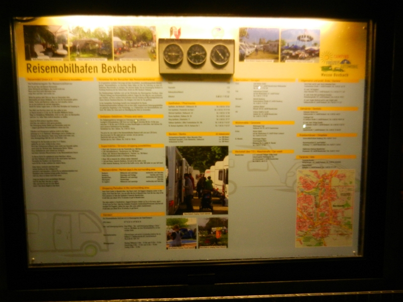 DSCN4859.JPG - Eine große Infotafel am Stellplatz.