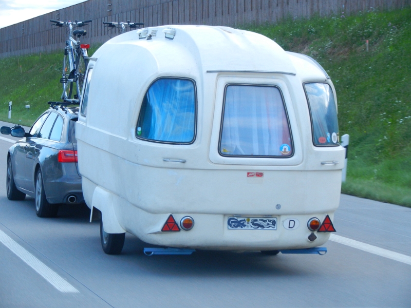 DSCN9123.JPG - Einen alten Orion Wohnwagen haben wir unterwegs überholt. Einfach schön diesen alten Teile!