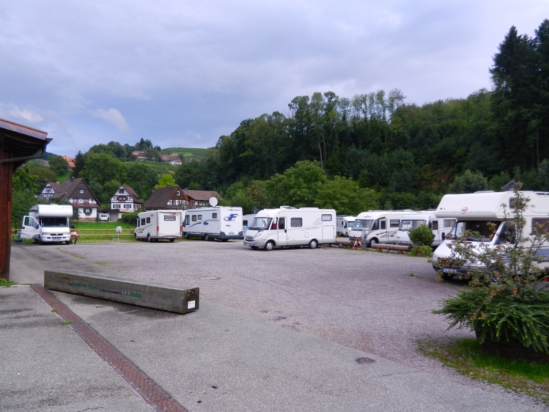 DSCN9134.JPG - Der Platz ist gut besucht, er liegt direkt hinter der Winzergenossenschaft "Alde Gott" wo an diesem Wochenende das "Kulinarische Sommerfest" stattfindet.Zudem ist der Platz daneben Etappenziel bzw. -Start des Vaude Trans-Schwarzwald Mountainbikemarathon -> http://de.trans-schwarzwald.de