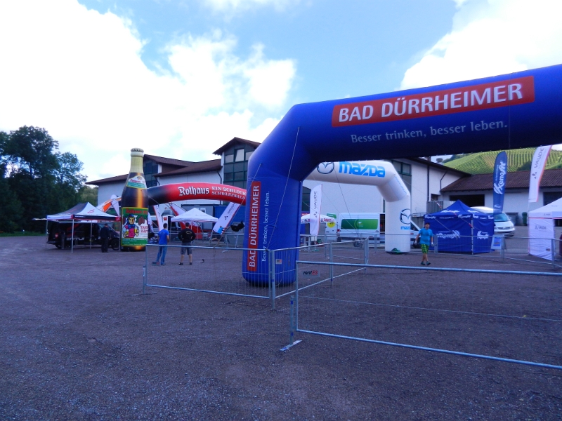 DSCN9148.JPG - Der "Vorplatz" vor den Stellplatz sieht mittlerweile SO aus! Wie gesagt kommen heute Nachmittag die Mountainbiker der Trans-Schwarzwald hier an.