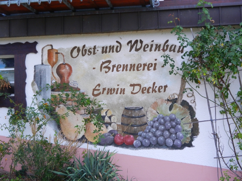 DSCN9195.JPG - Unser erste Schnapsbrunnen steht bei der Brennerei Decker.