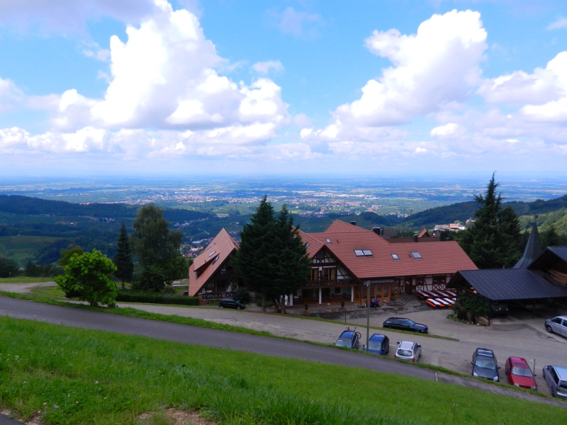 DSCN9230.JPG - Von hier oben hat man einen unbeschreiblich ausblick bis rüber zu den Vogesen.