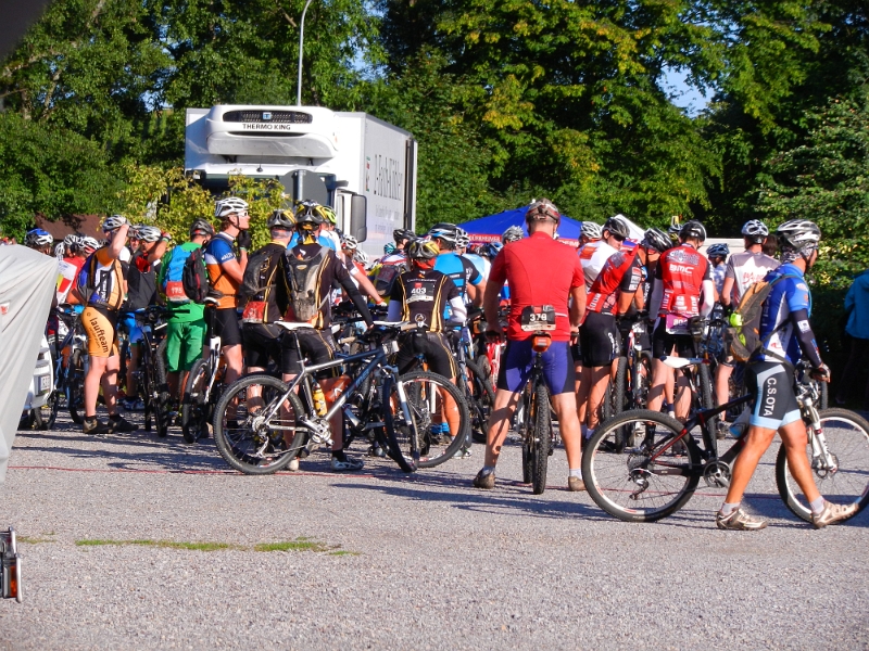 DSCN9333.JPG - Beim Frühstück am nächsten Morgen können wir den Start der "Radfahrer" beobachten.