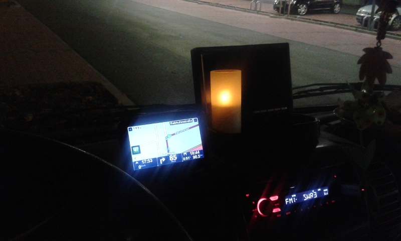 20141115_175313.jpg - Samstagabend kurz vor 18:00 Uhr sind wir auf dem Weg nach Waldmohr zu meinen Eltern, wo es etwas am PC zu reparieren gibt. Wir wollen danach nach Ramstein auf den Stellplatz am Azur-Schwimmbad wo wir morgen früh "planschen" wollen!