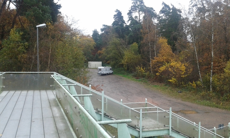 20141116_102418.jpg - Der Stellplatz ist nicht besonders schön aber kostenlos und direkt am Schwimmbad.