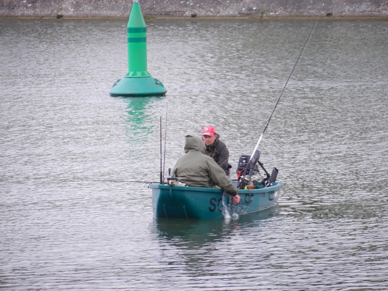 DSCN6432.JPG - Entdecken Angler die ständig irgendetwas ins Wasser hauen? Ob die damit Fische anlocken?!?!? Keine Ahnung?!?