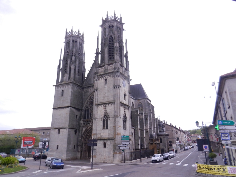 DSCN6434.JPG - Die Kirche Saint-Martin, das bekannteste Wahrzeichen der Stadt.