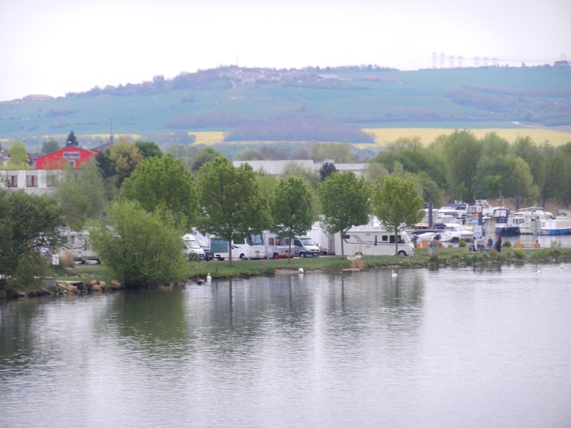 DSCN6437.JPG - Von der Brücke kann man auch gut den Wohnmobilstellplatz sehen.