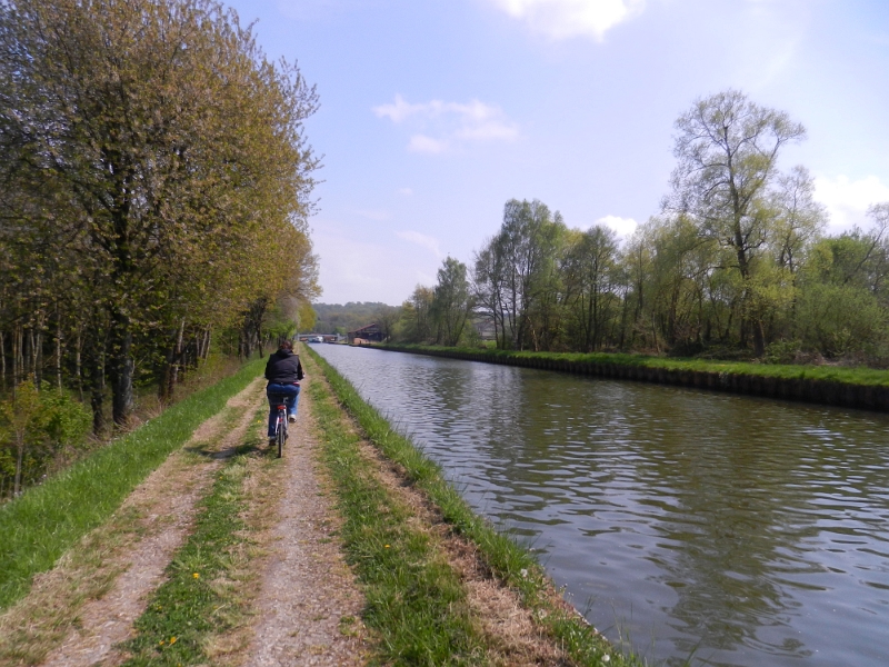 DSCN6533.JPG - Wir fahren zunächst am Kanal entlang.