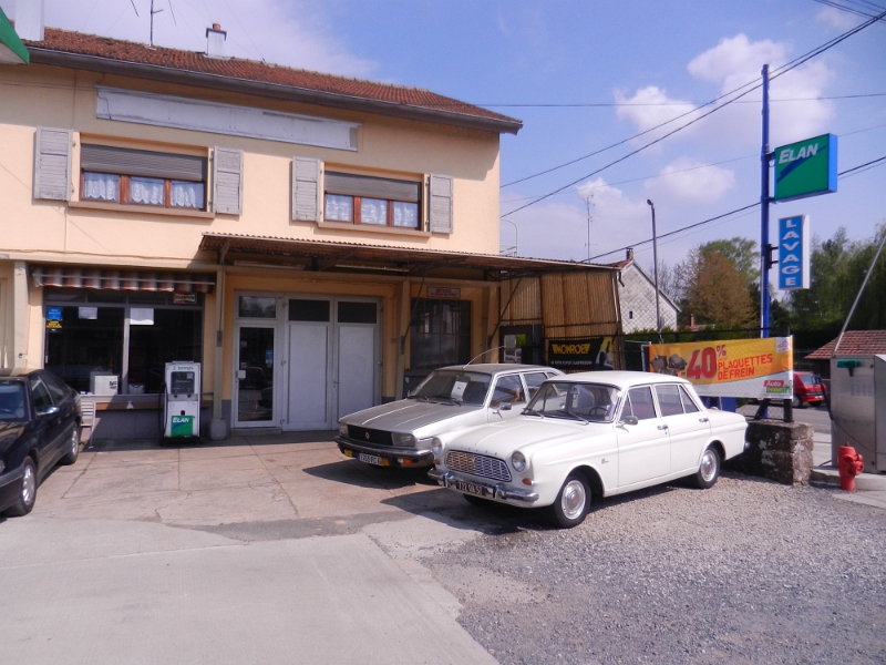 DSCN6538.JPG - Coole Autos an einer alten Tankstelle.