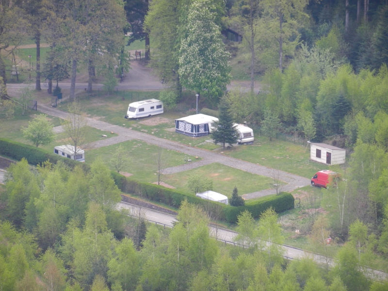 DSCN6606.JPG - Den kleinen Campingplatz von Dabo kann man hier schön von oben sehen.