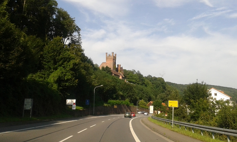 20140719_183906.jpg - An diesem Wochenende sind wir in Wilhelmsfeld. Eine gute Freundin feiert ihren 30. Geburtstag. Da unser kleiner Micra momentan in der Werkstatt steht müssen wir halt LEIDER mit dem Dixi fahren! :-)Wie im Bild zu erkennen fahren wir über Neckartsteinach.