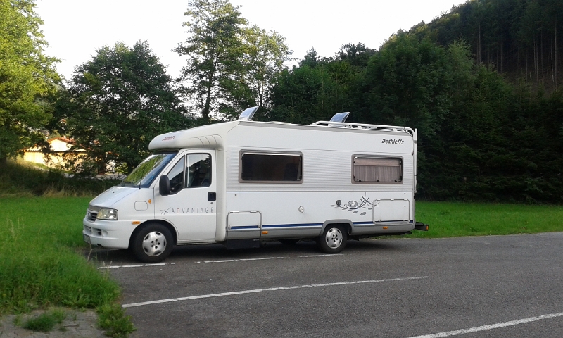 20140719_185436.jpg - In Altneudorf machen wir am Friedhof halt und laufen für einen kurzen Besuch zu meinen Eltern auf den Campingplatz.