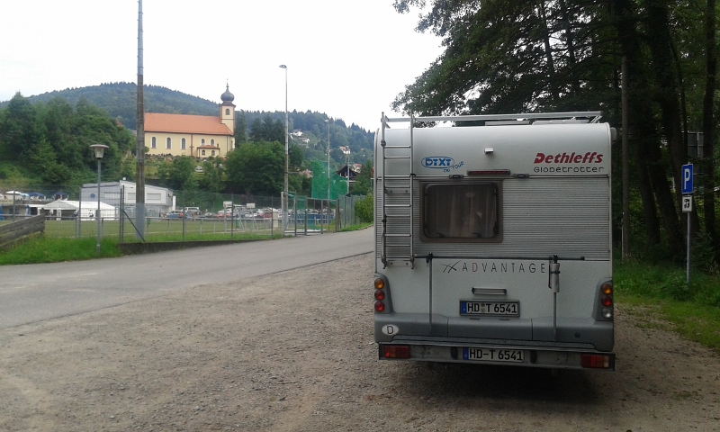 20140720_101541.jpg - Der Stellplatz liegt unmittelbar am Sportplatz.