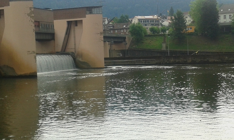 20140720_104320.jpg - Nun wollen wir nach Eberbach an die VE-Station und fahren am Neckar entlang. Hier die Staustufe bei Hirschhorn.