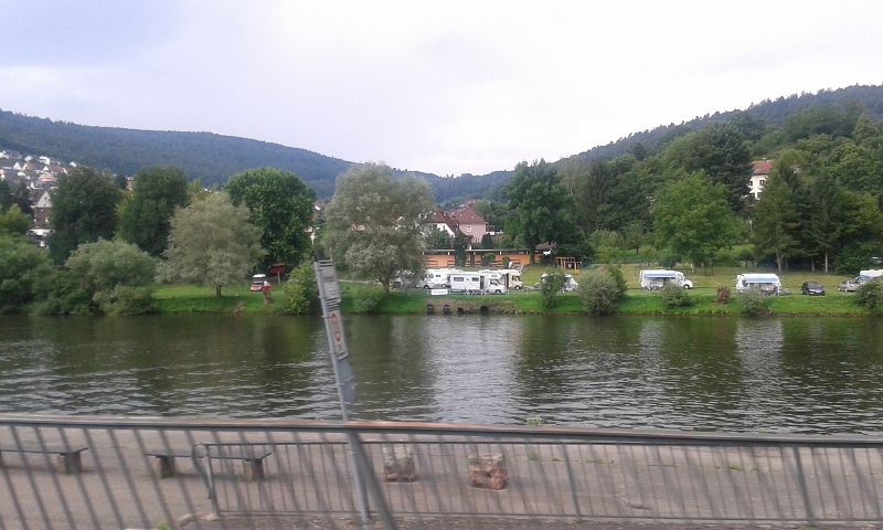 20140720_105331.jpg - In Eberbach am Neckar entdecken wir auf dem Campingplatz auf der gegenüberliegenden Seit den Nobelhobel von Inge & Rolf. :-) GRUß!Wir müssen uns beeilen, weil in 1,5 Std. die Formel 1 auf dem Hockenheimring startet, die wir natürlich nicht verpassen wollen. Shit, die Entsorgungsstation ist z.Z. wegen Vandalismus ausser Betrieb! :-(Naja, so kommen wir immerhin punktlich zum Start des Rennens... Cu mic!