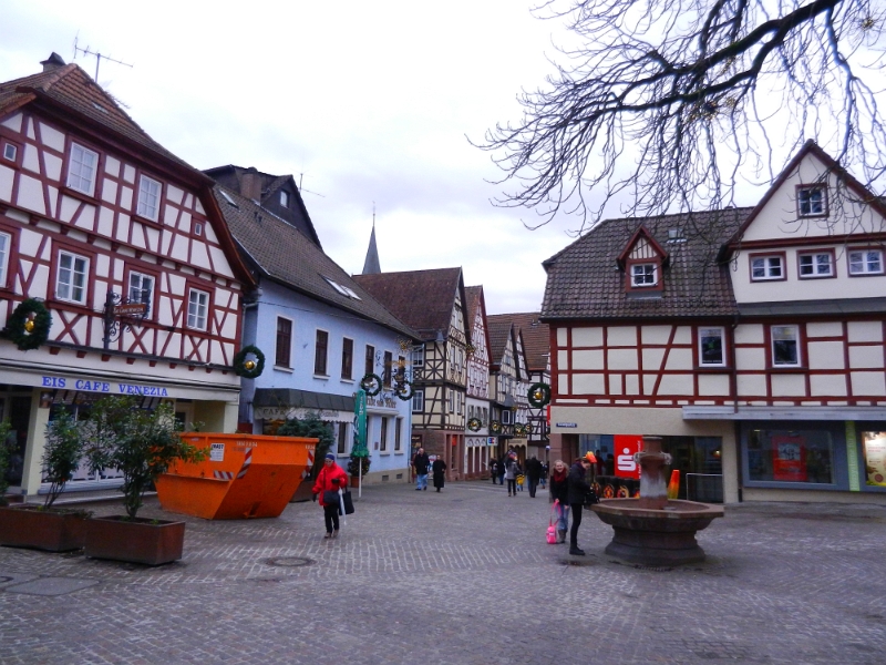 DSCN2064.JPG - Wir sind in der Altstadt angekommen und beginnen hier unsere Runde "1000 Schritte durch die historische Altstadt". Infos darüber gibt's auf http://www.Mosbach.de.