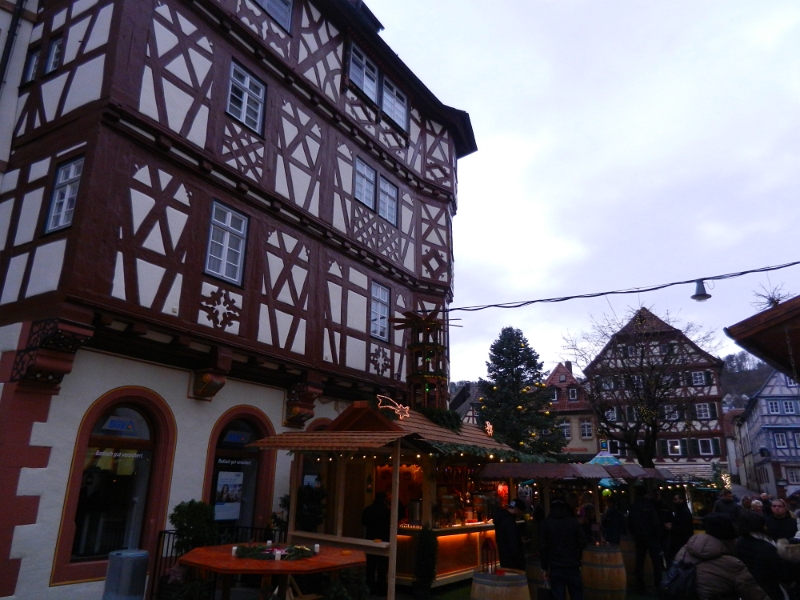 DSCN2086.JPG - Wir erreichen den Marktplatz wo günstigerweise gerade ein Weihnachtsmarkt stattfindet :-)