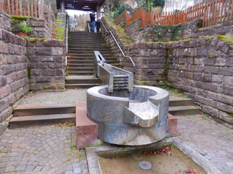 DSCN2105.JPG - Der Kandelschussbrunnen.