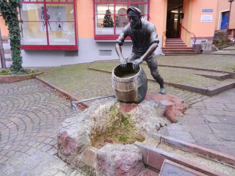 DSCN2106.JPG - Der "Kiwwelschisserbrunnen".